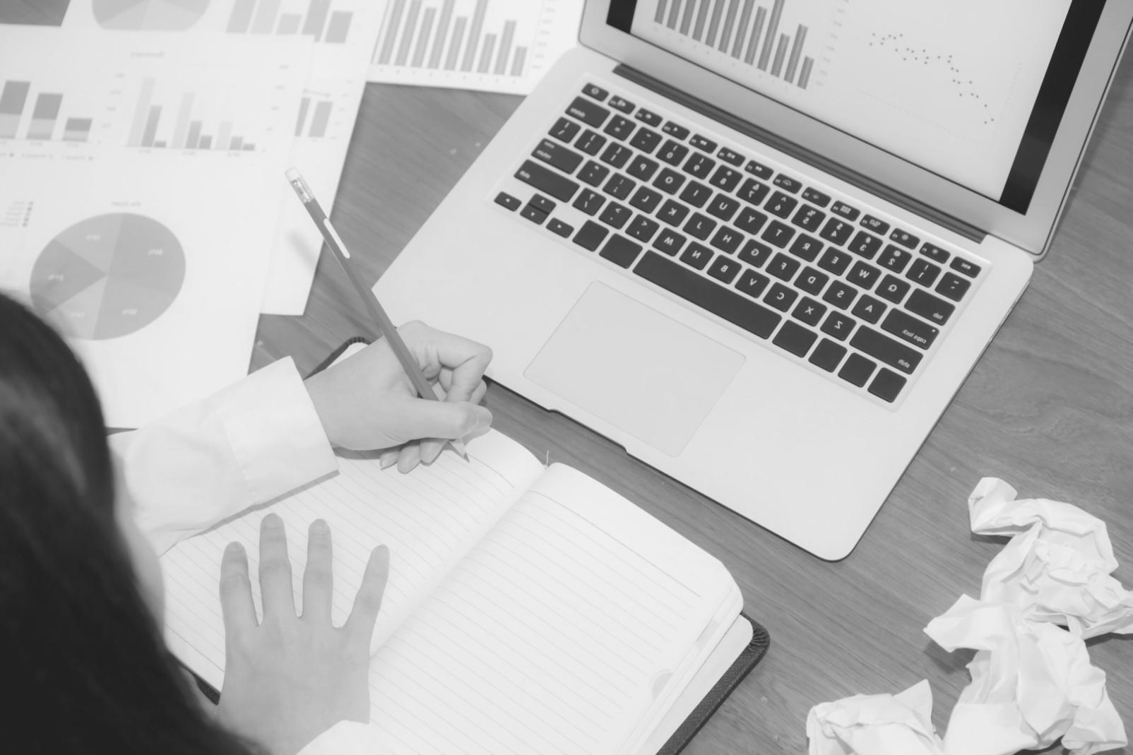 Geschäftsleute bei strategischer Finanzplanung