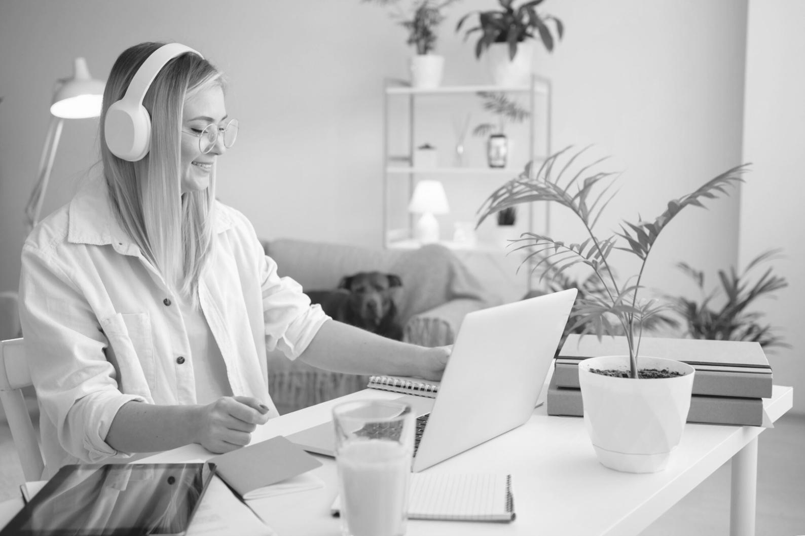 Beratungssituation mit Finanzunterlagen und Laptop